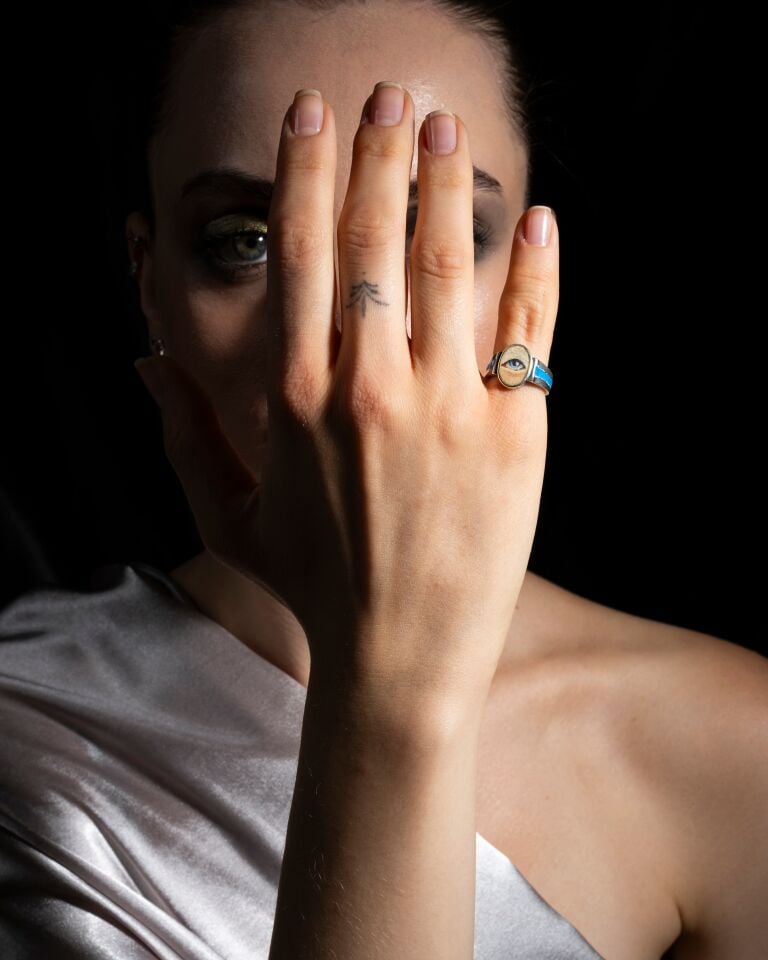 Minimal Subtle Gaze Ring