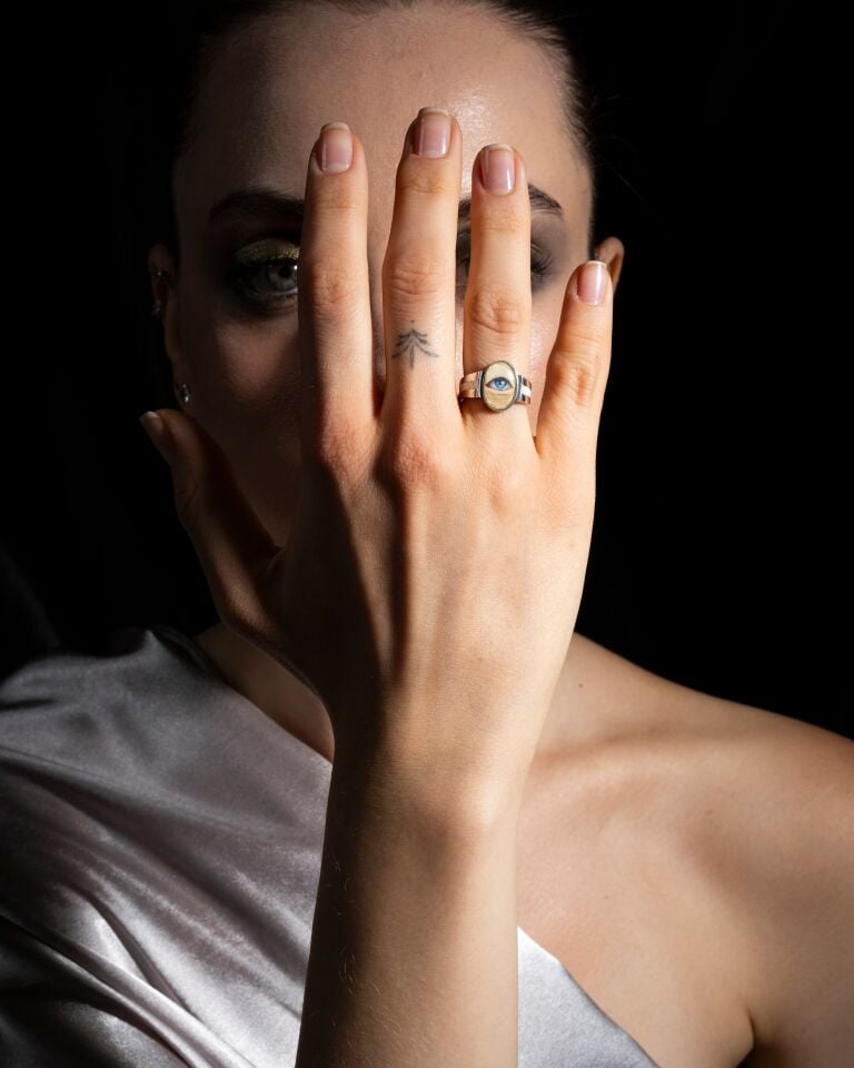 Minimal Subtle Gaze Ring