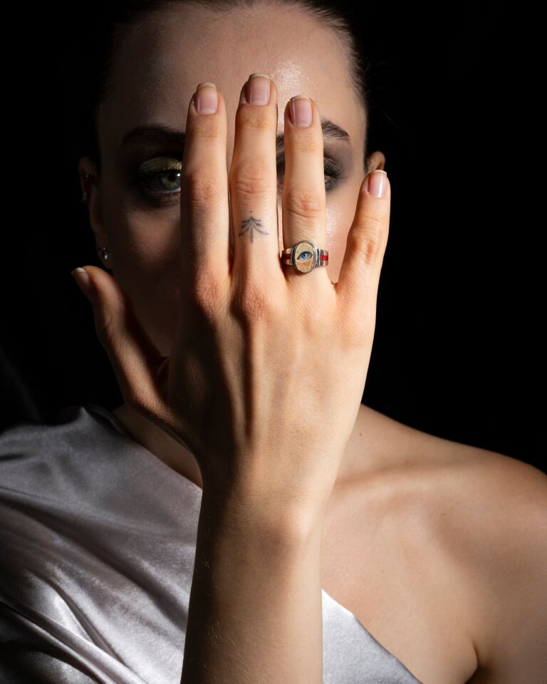 Minimal Subtle Gaze Ring