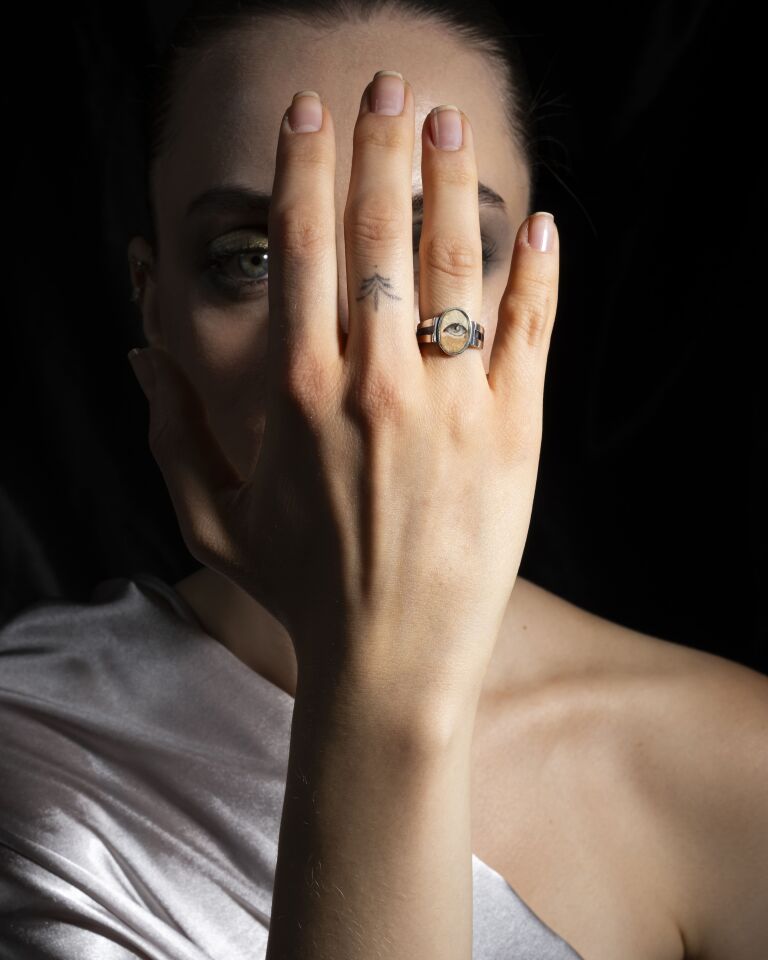 Minimal Subtle Gaze Ring