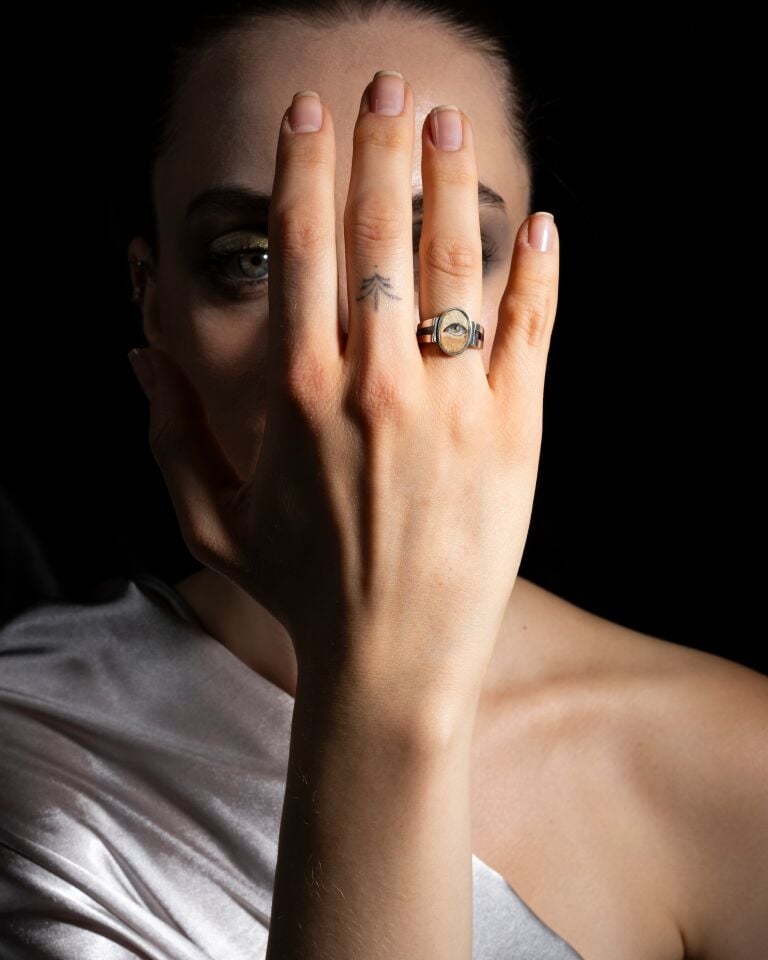 Minimal Subtle Gaze Ring